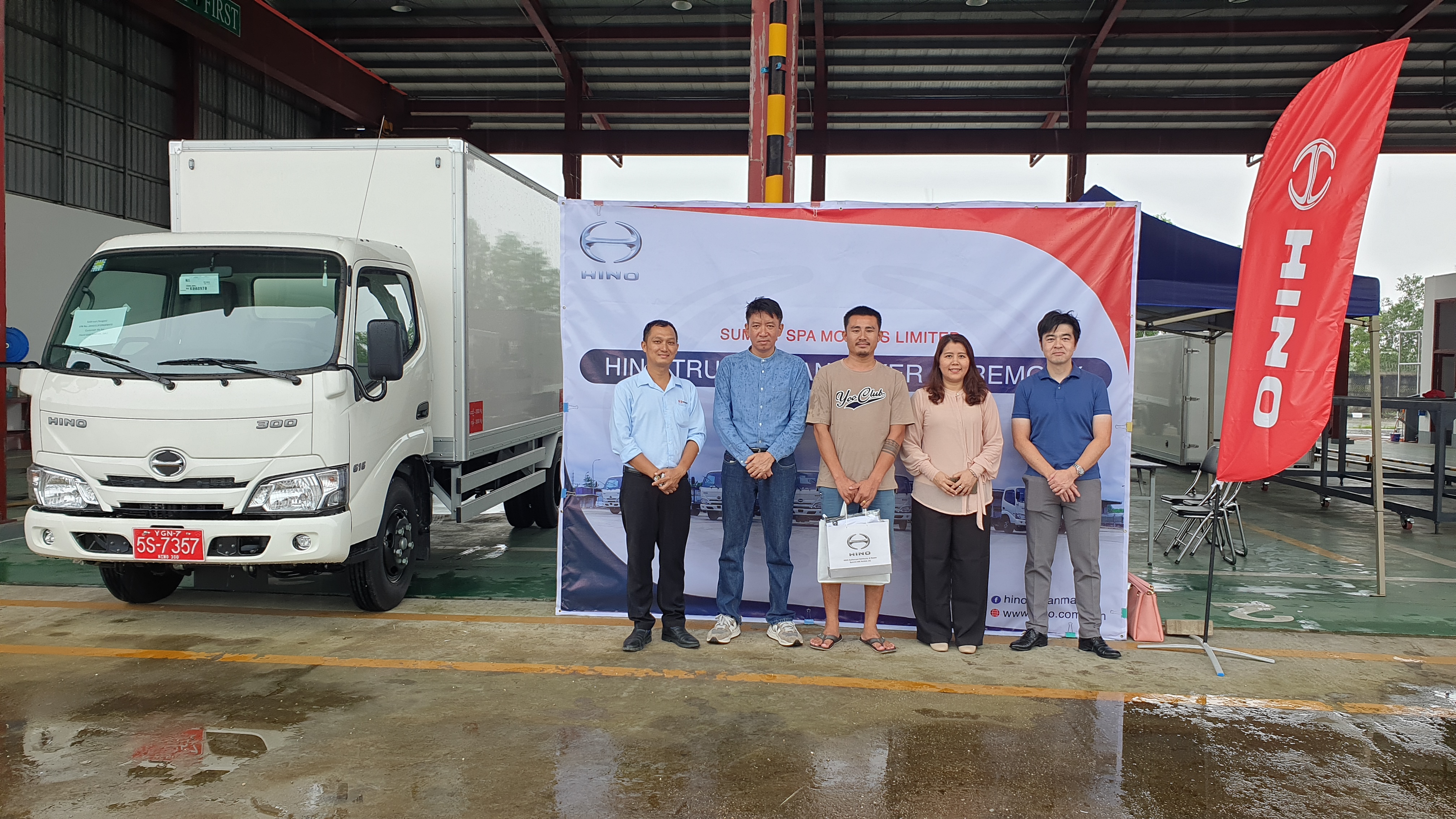 HINO Customer များထံသို့ HINO လုပ်ငန်းသုံးယာဉ်များ လွှဲပြောင်းပေးအပ်နေစဉ်