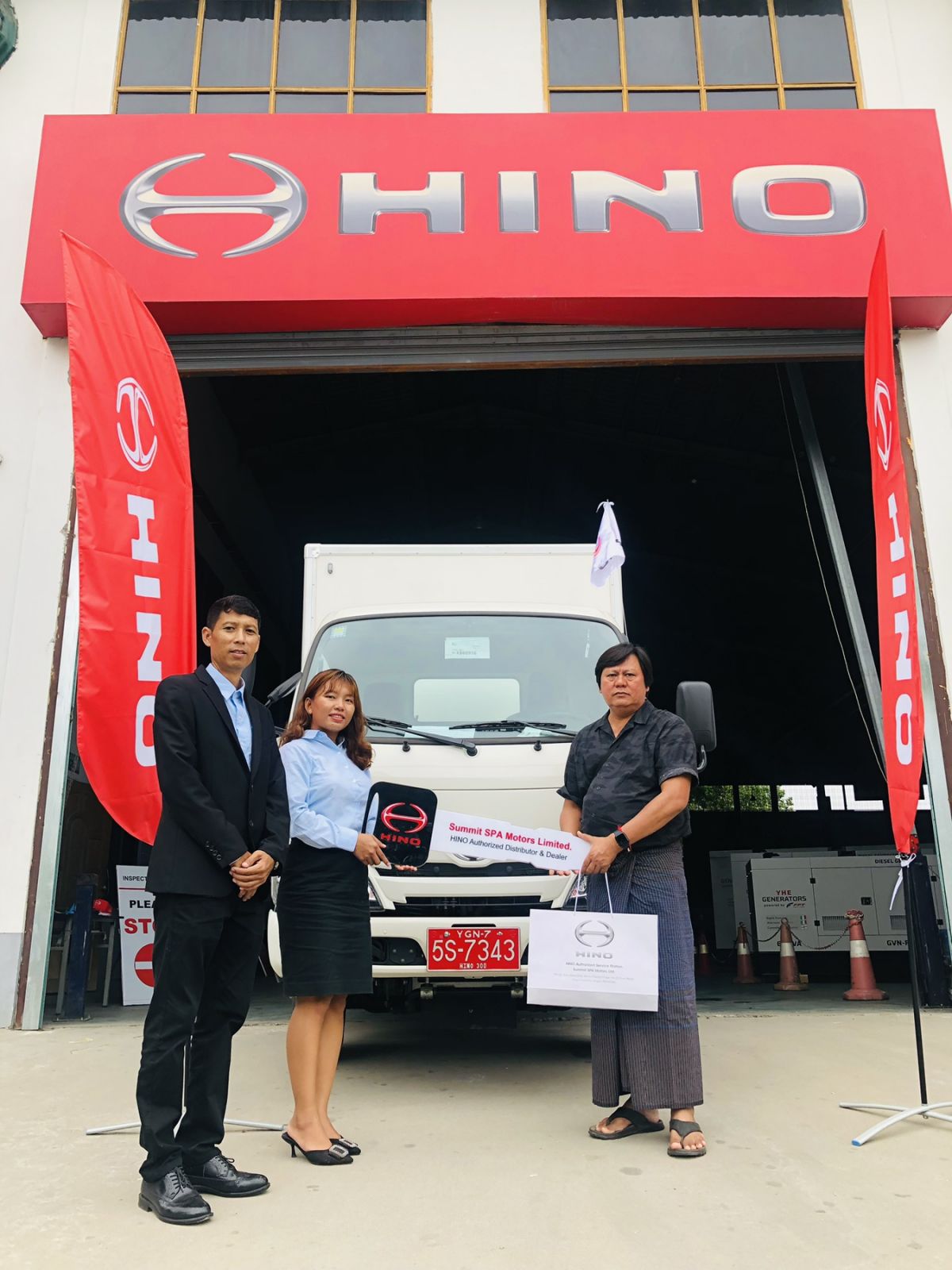 HINO Customer များထံသို့ HINO လုပ်ငန်းသုံးယာဉ်များ လွှဲပြောင်းပေးအပ်နေစဉ်