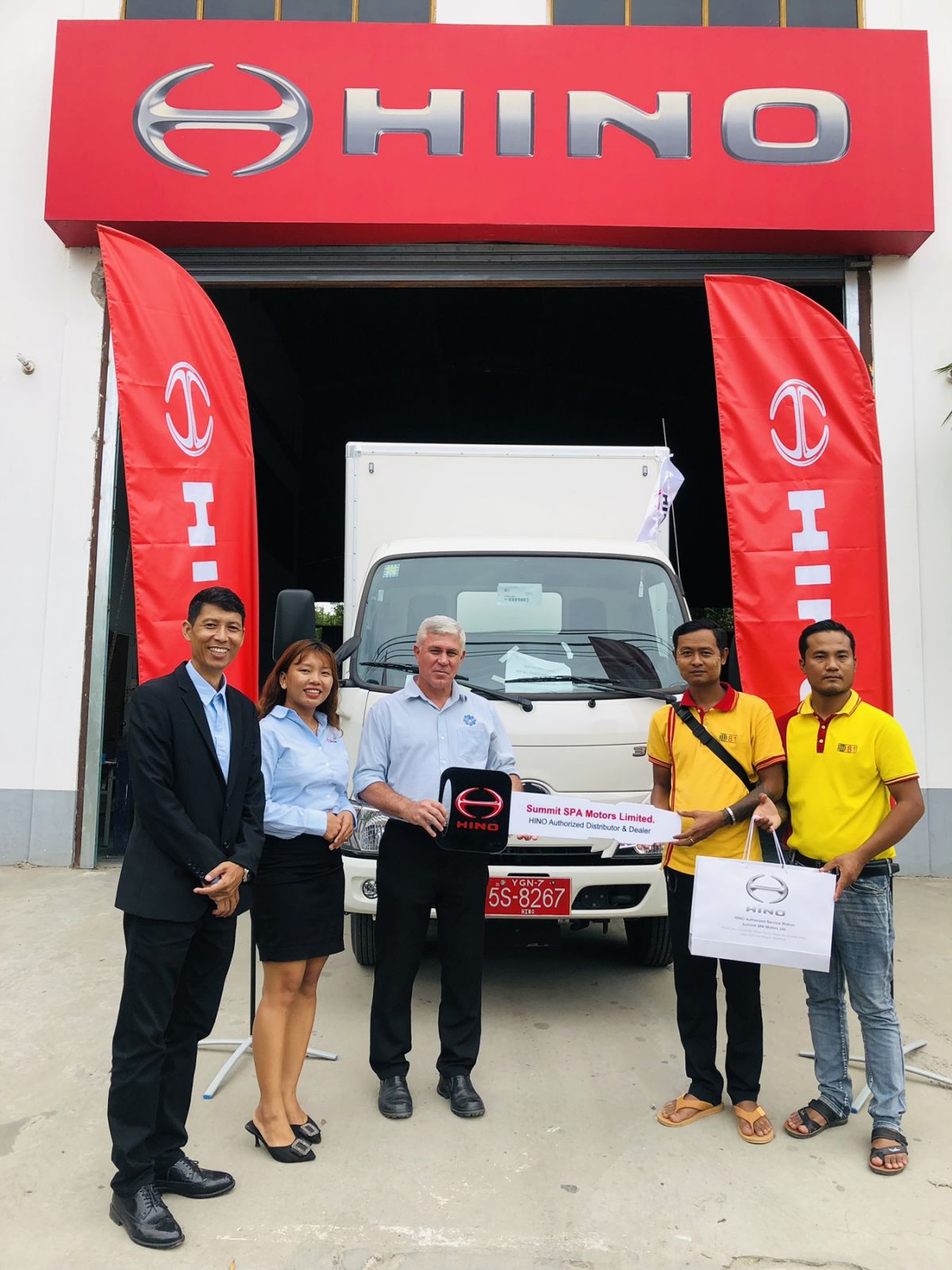 HINO Customer များထံသို့ HINO လုပ်ငန်းသုံးယာဉ်များ လွှဲပြောင်းပေးအပ်နေစဉ်