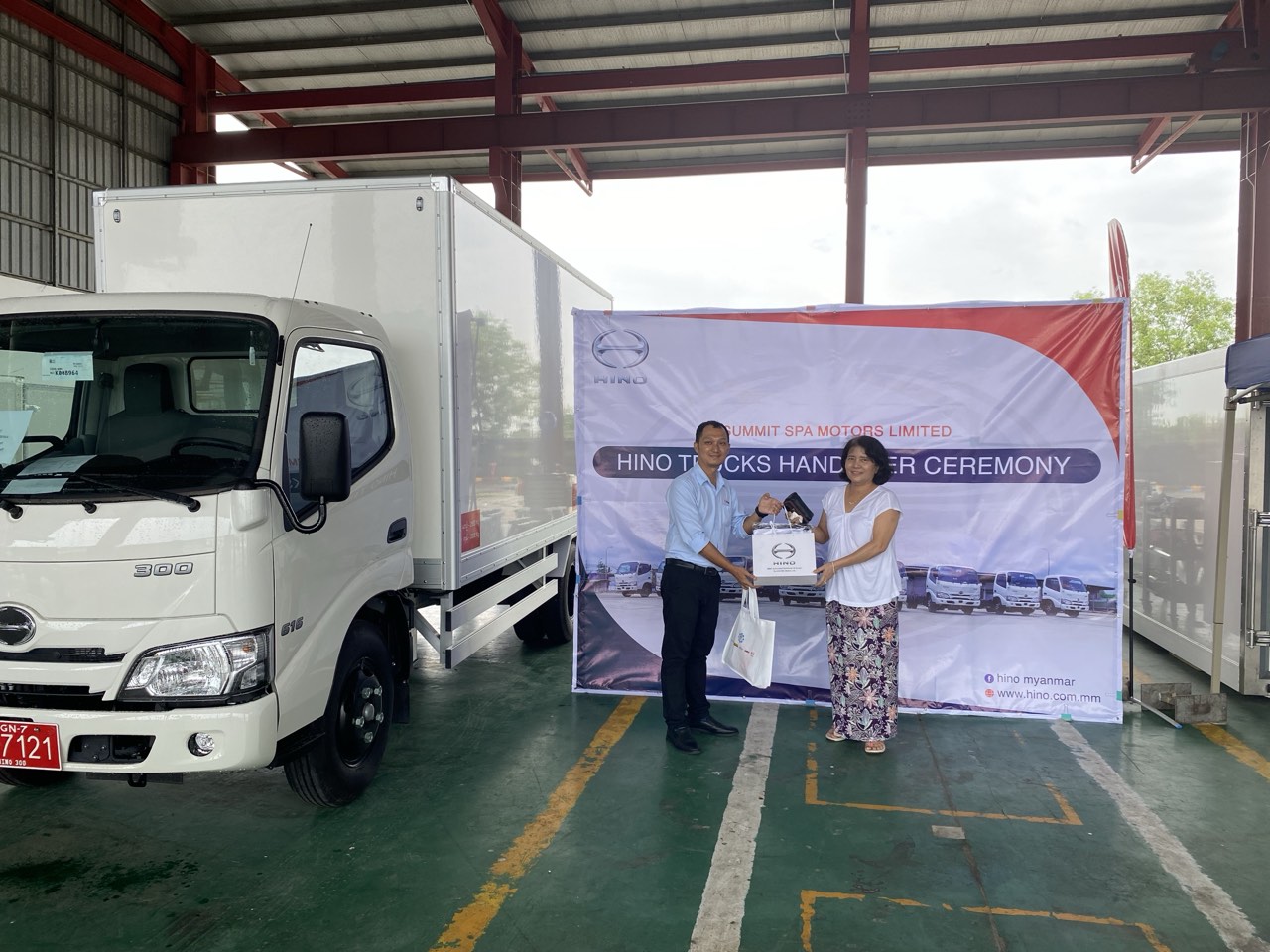 HINO Customer များထံသို့ HINO လုပ်ငန်းသုံးယာဉ်များ လွှဲပြောင်းပေးအပ်နေစဉ်