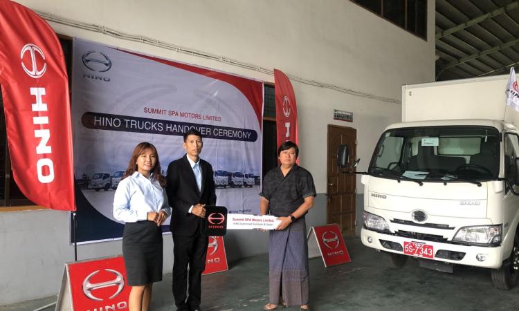 HINO Customer များထံသို့ HINO လုပ်ငန်းသုံးယာဉ်များ လွှဲပြောင်းပေးအပ်နေစဉ်